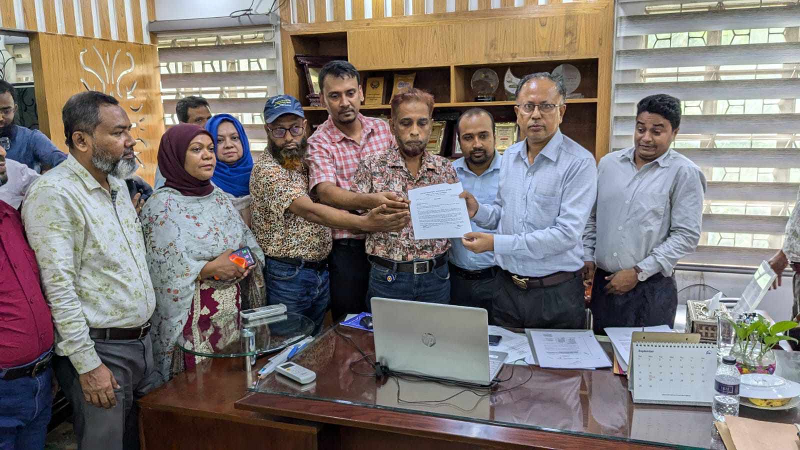 উচ্চ আদালতের এনক্যাডারমেন্টের রায় দ্রুত বাস্তবায়নের জন্য মহাপরিচালককে স্মারকলিপি ও মানববন্ধন